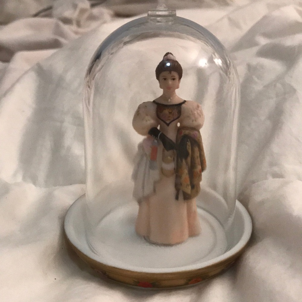 Mini mrs Albee doll with plate and cover Avon